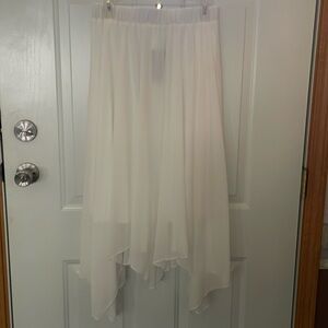 NWT Verdusa polyester fully lined elastic waist white wired bottom skirt, Size M